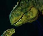 Anne dinozor şefkatle bakarak onu küçük